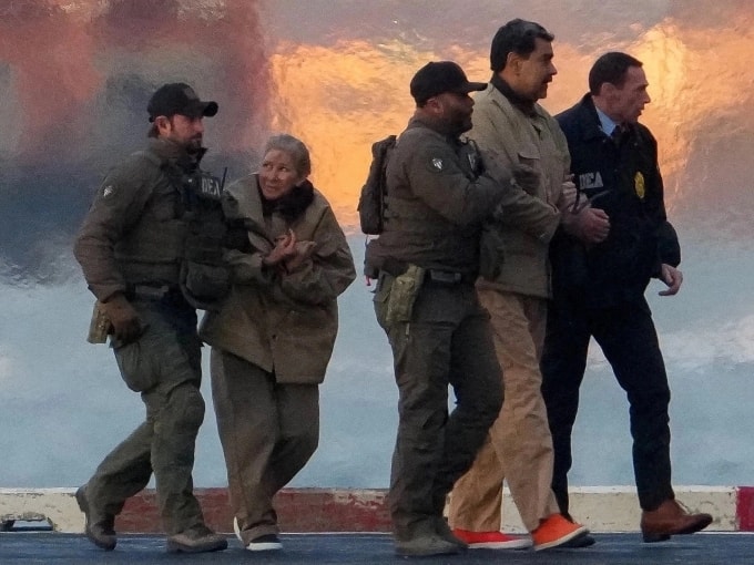 Vợ chồng Tổng thống Maduro bị đưa ra khỏi trực thăng để tới tòa án New York ngày 5/1. Ảnh: Reuters