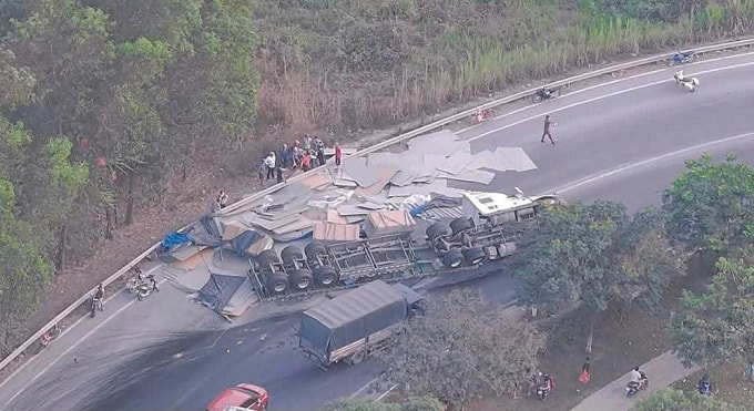 Hiện trường xe đầu kéo lật chắn ngang đường. Ảnh: Thái Hà