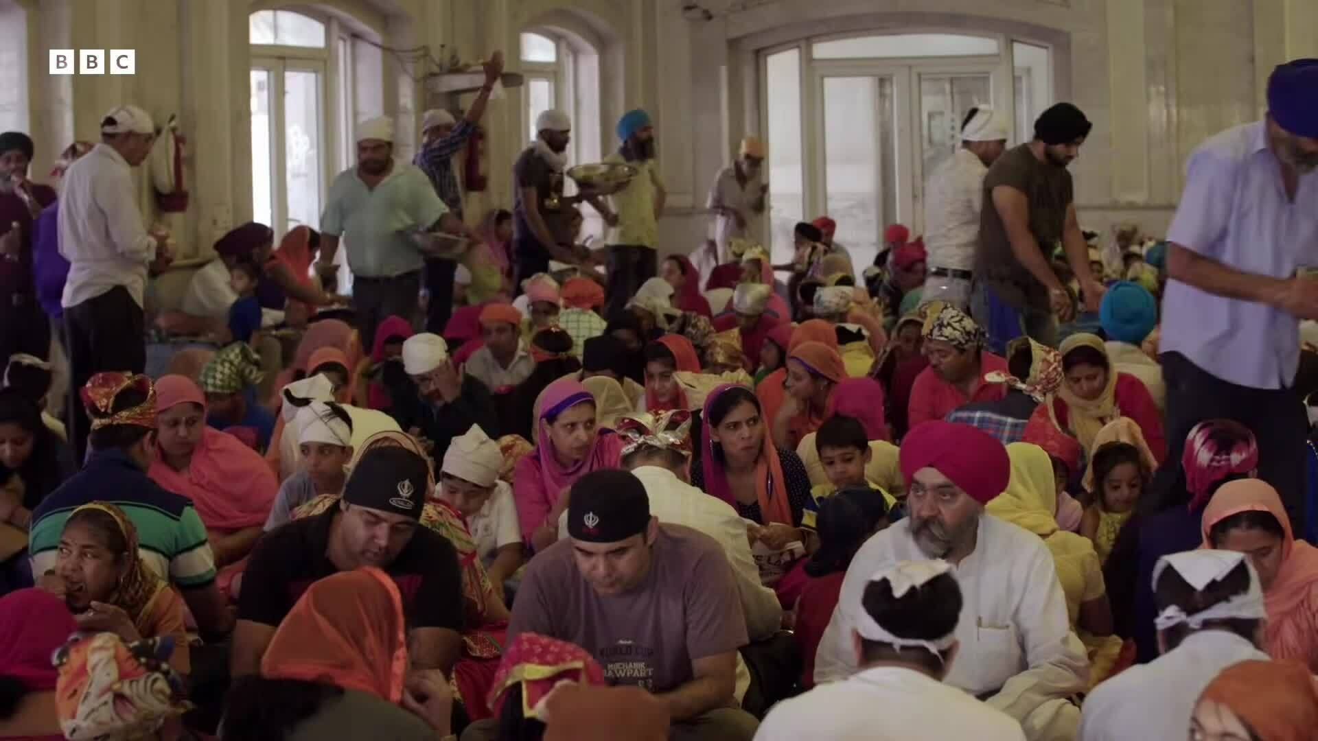 Bên trong ngôi đền phục vụ hàng nghìn bữa ăn miễn phí mỗi ngày