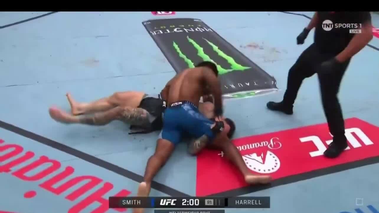 Võ sĩ UFC từng mổ não 9 tiếng bị hạ knock-out kinh hoàng