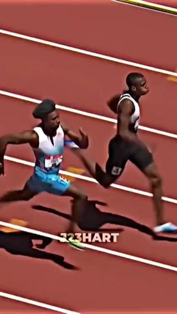 Noah Lyles ăn mừng mô phỏng