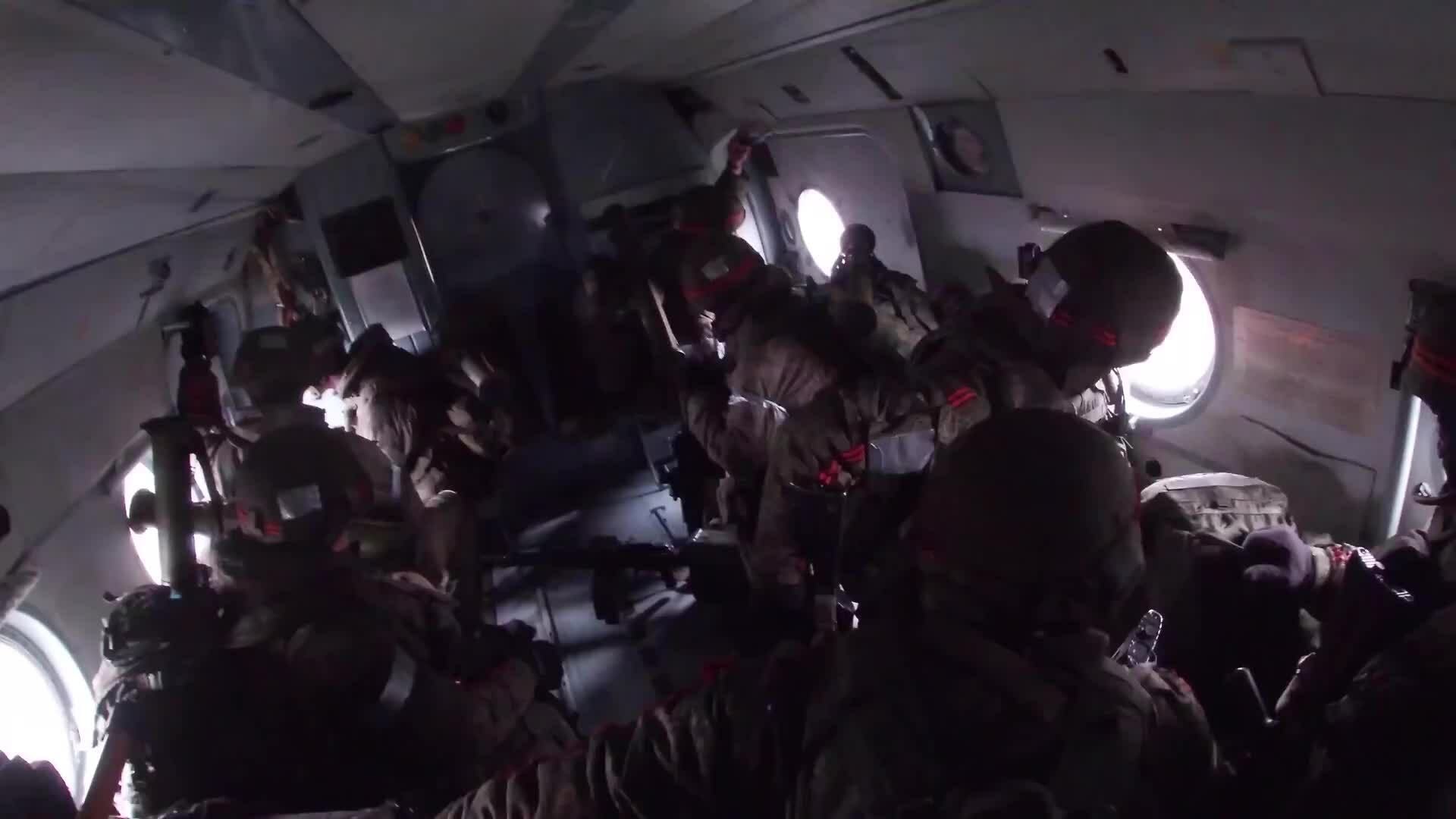 Nga tung video đặc nhiệm đổ bộ sân bay chiến lược Ukraine