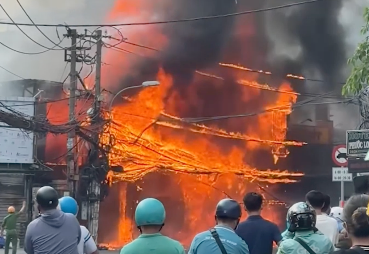 Cửa hàng ở TP HCM ngùn ngụt