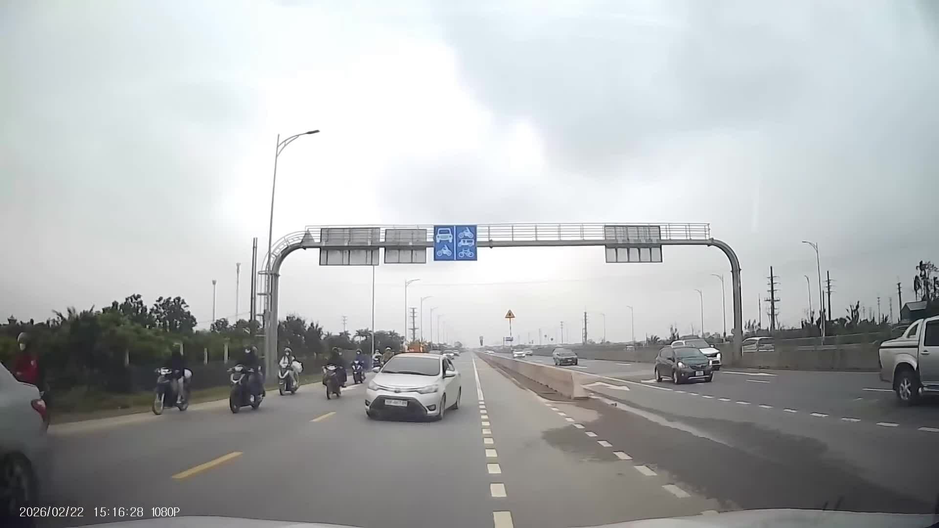 Đi đúng làn lái xe ngỡ mình đi ngược chiều