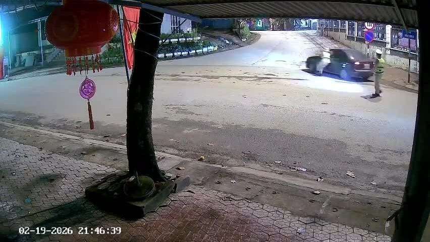 Kéo kính ôtô làm kẹp tay cảnh sát giao thông khi bị thổi nồng độ cồn