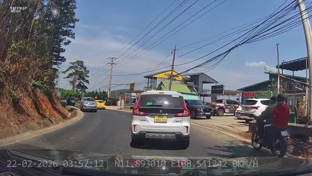 Ôtô đâm dồn toa tại khúc cua