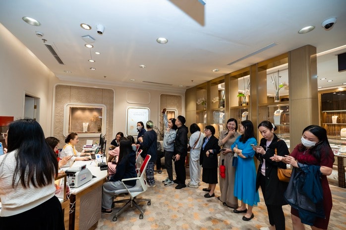 Giá bạc hôm nay 24-2: Một thương hiệu bạc quá tải ngay trong ngày mở bán đầu tiên - Ảnh 1.