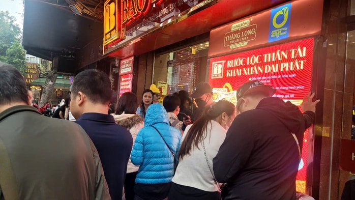 Người dân xếp hàng chờ mua vàng trước ngày vía Thần Tài 2026 - Ảnh 2. Người dân xếp hàng chờ mua vàng trước ngày vía Thần Tài 2026 - Ảnh 2.