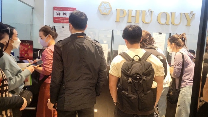 Người dân xếp hàng chờ mua vàng trước ngày vía Thần Tài 2026 - Ảnh 4. Người dân xếp hàng chờ mua vàng trước ngày vía Thần Tài 2026 - Ảnh 4.
