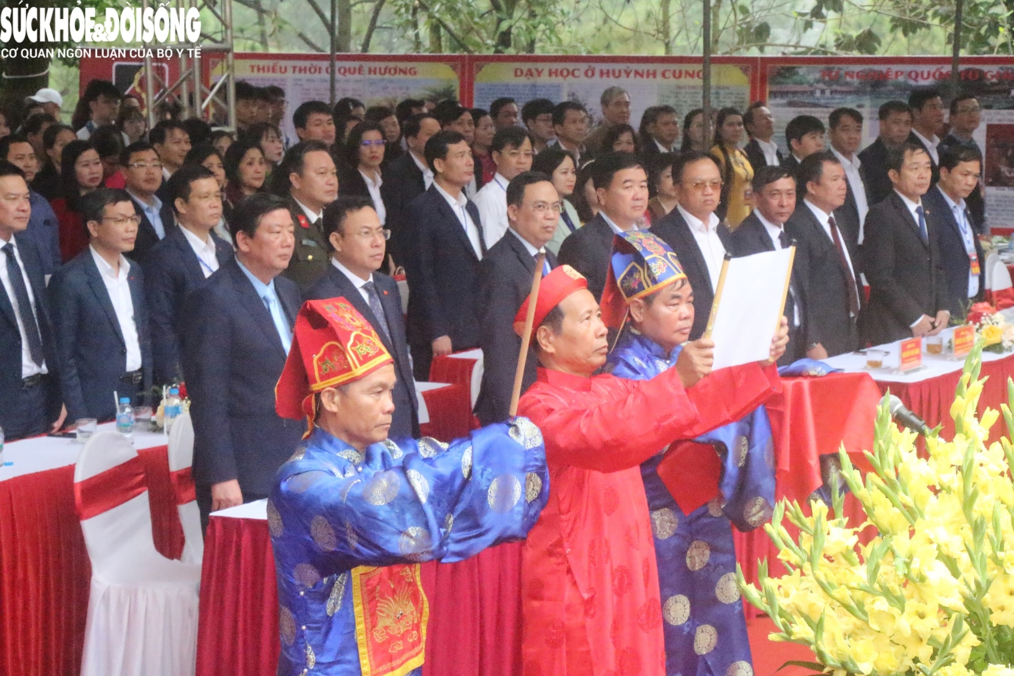 Khai bút đầu Xuân Bính Ngọ tại Đền thờ Vạn thế sư biểu Chu Văn An- Ảnh 2.