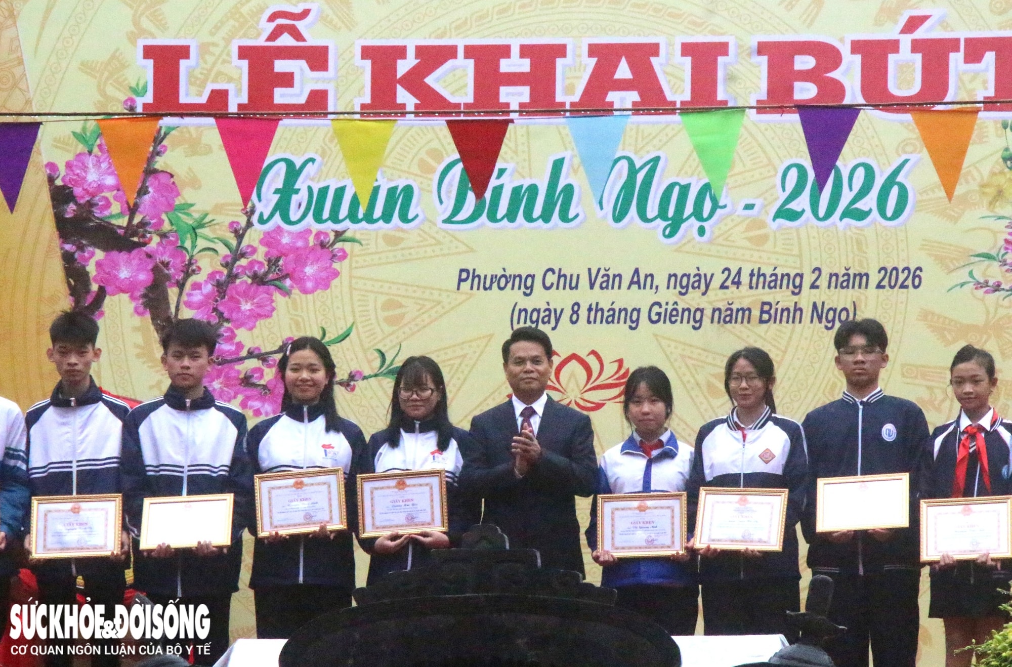 Khai bút đầu Xuân Bính Ngọ tại Đền thờ Vạn thế sư biểu Chu Văn An- Ảnh 7.