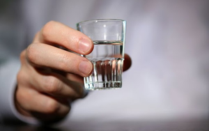 Nôn ra gần 1 lít máu vì không rời rượu suốt nhiều năm- Ảnh 2.