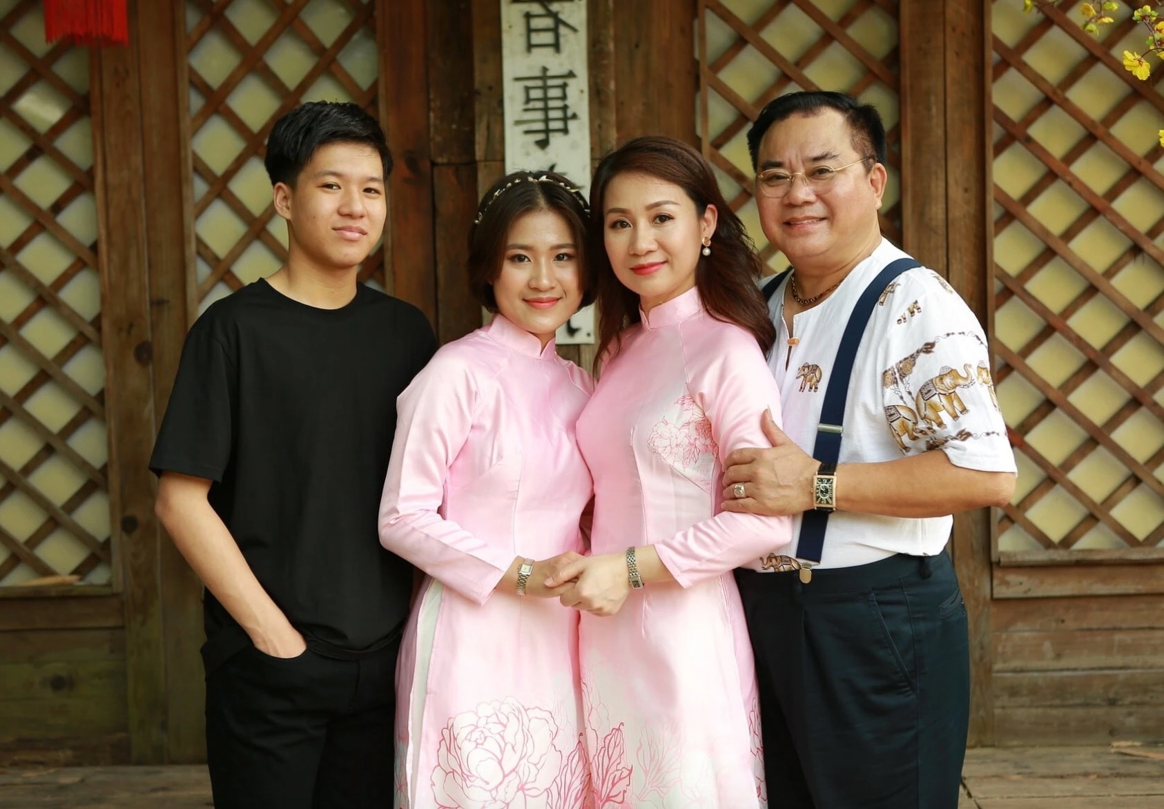 Vợ chồng NSND Quốc Trượng và hai con.