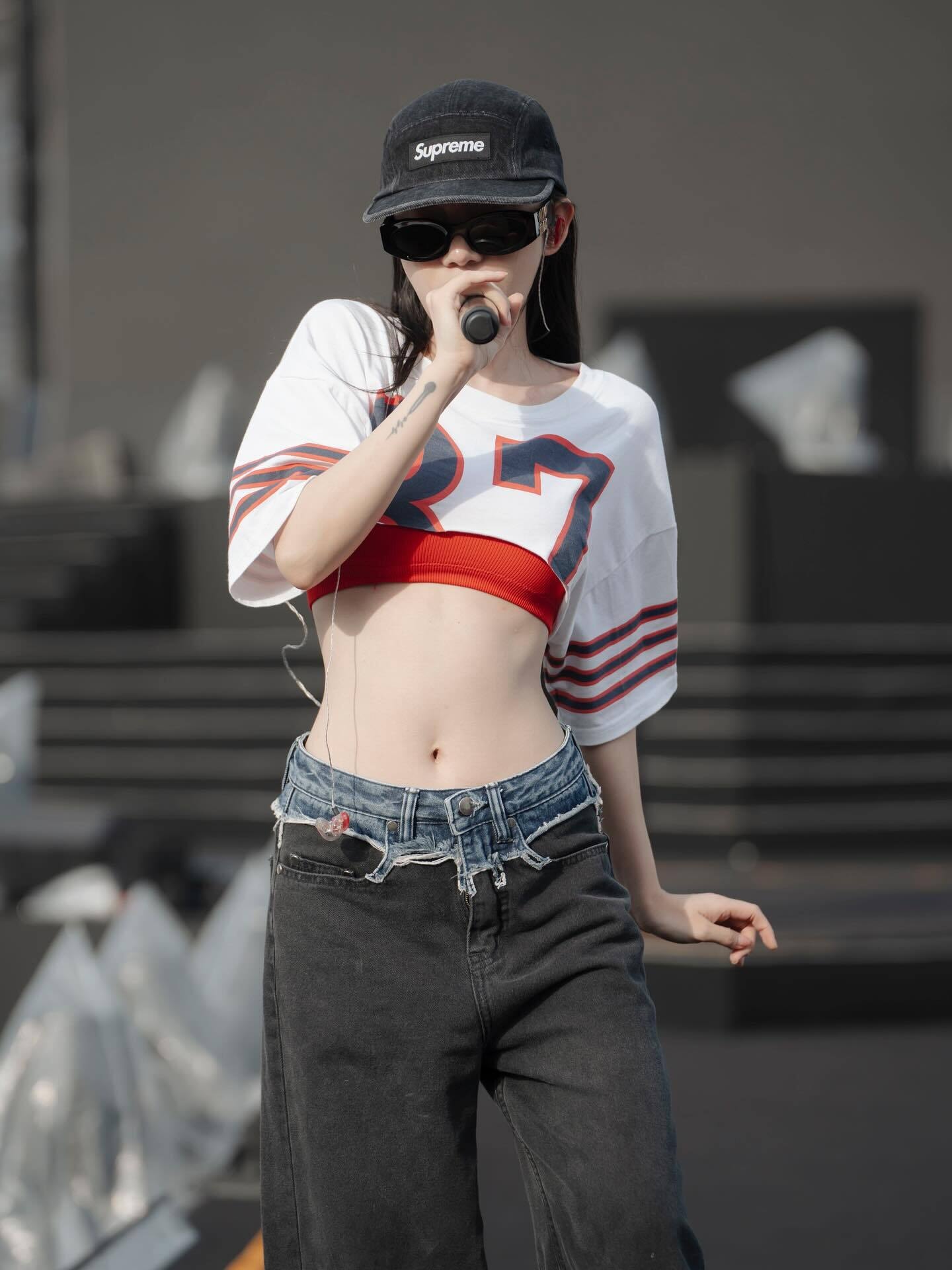 Áo croptop khoe eo trở thành “item ruột”, song cô biến hóa đa dạng để không tạo cảm giác lặp lại.