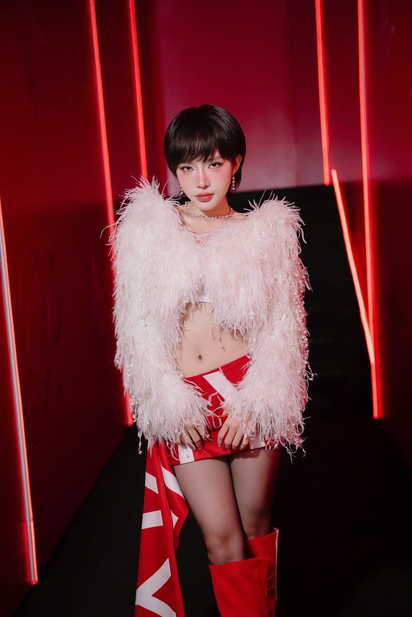 Bên cạnh diễn xuất, ngoại hình của LyLy là điểm khiến công chúng đặc biệt chú ý. Cô sở hữu làn da trắng, gương mặt nhỏ nhắn, đường nét hài hòa và phong cách trang điểm tự nhiên kiểu Hàn Quốc.