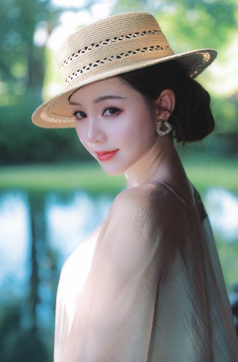 Về đời tư, nữ diễn viên khá kín tiếng và hạn chế chia sẻ về chuyện tình cảm với truyền thông. Vài năm trở lại đây, cô vướng tin đồn 