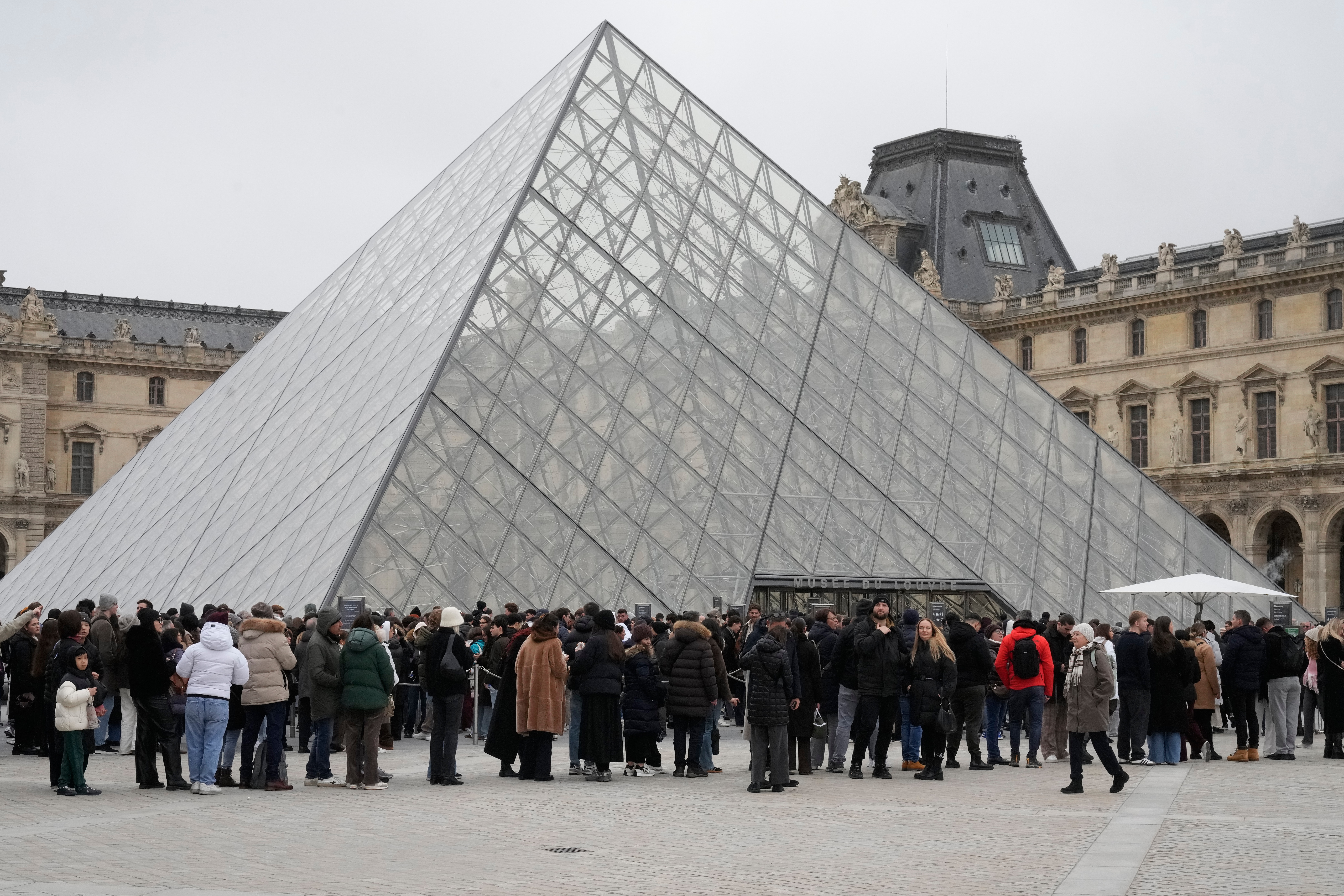 Bảo tàng Louvre (Ảnh: AP)