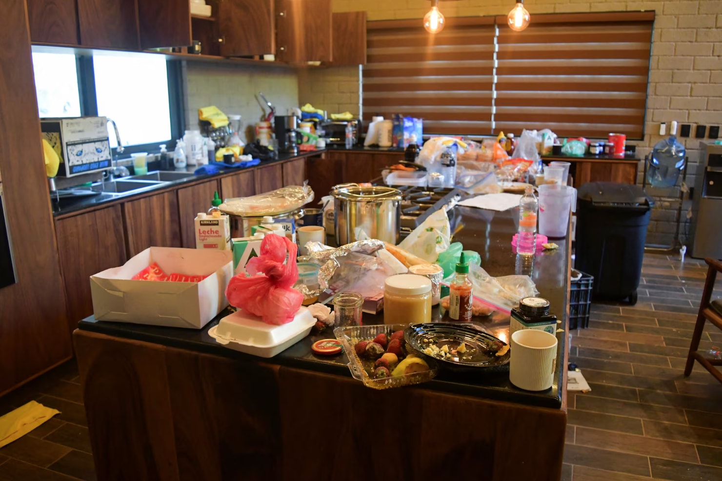 Thực phẩm và dụng cụ nấu ăn vẫn nằm ngổn ngang trong bếp. (Nguồn: Reuters)