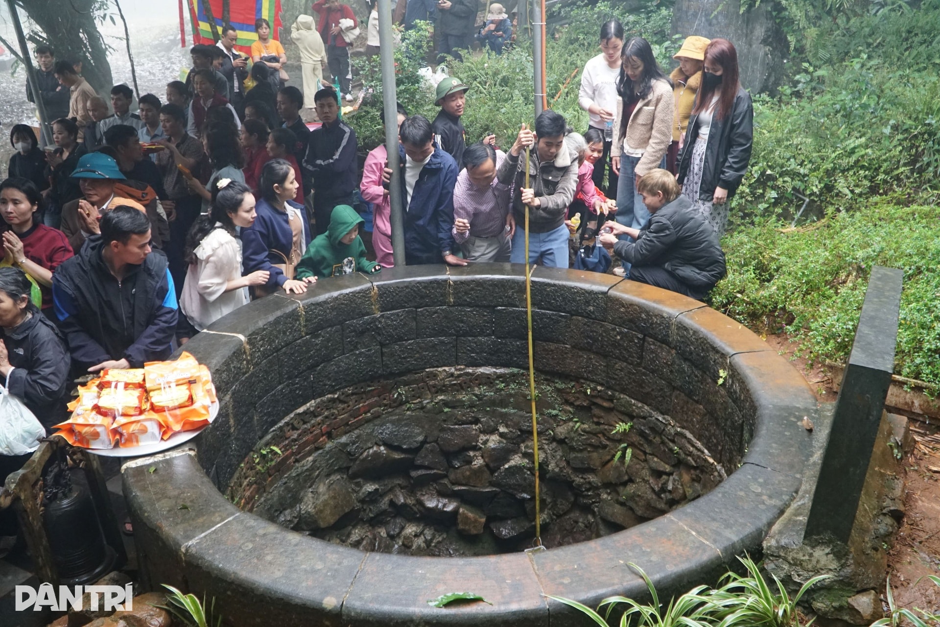 Khung cảnh khác thường ở huyệt đạo thiêng ngày mở cổng trời - 8