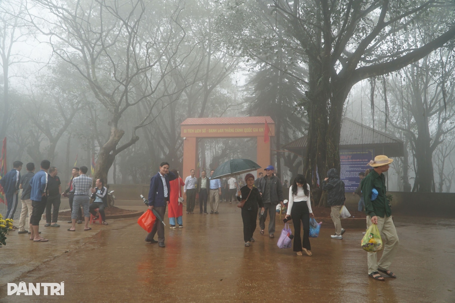 Khung cảnh khác thường ở huyệt đạo thiêng ngày mở cổng trời - 1