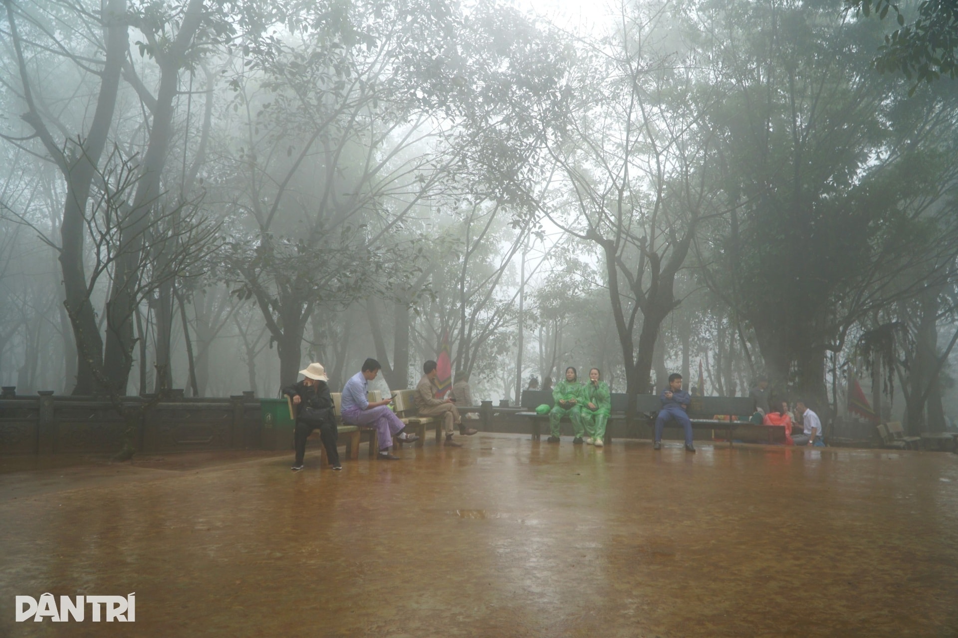 Khung cảnh khác thường ở huyệt đạo thiêng ngày mở cổng trời - 5