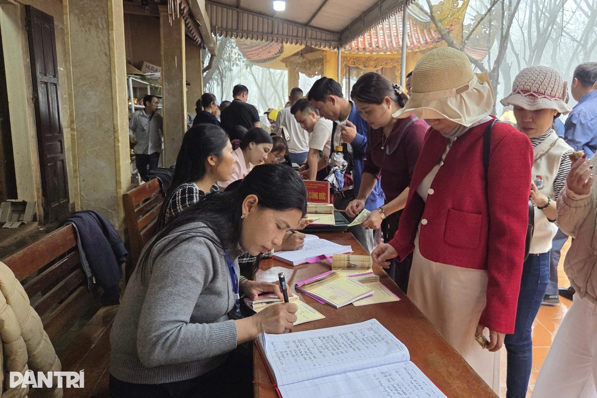 Khung cảnh khác thường ở huyệt đạo thiêng ngày mở cổng trời - 10