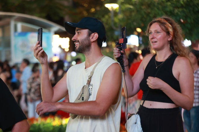 Khách nước ngoài tham quan đường hoa Nguyễn Huệ dịp Tết Nguyên đán 2026. Ảnh: Quỳnh Trần