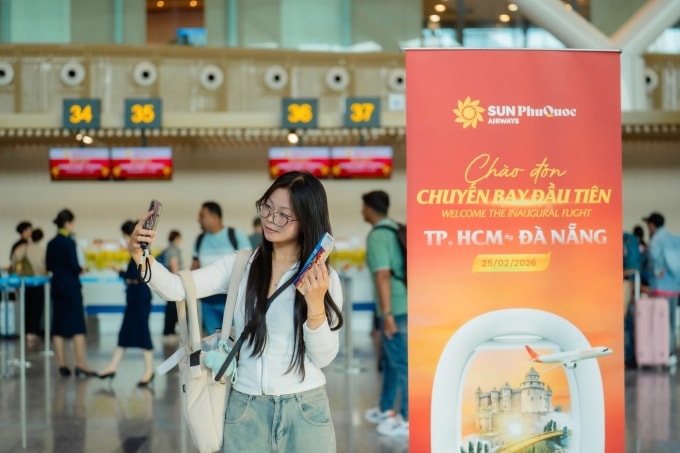 Du khách check-in trước khi làm thủ tục lên chuyến bay SPA đầu tiên từ TP HCM đến Đà Nẵng. Ảnh: Sun Group