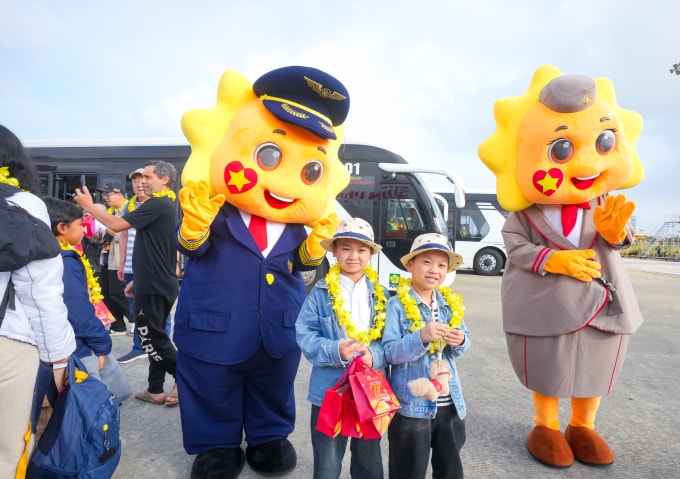 Du khách nhí trên chuyến bay đầu tiên của SPA đến Đà Nẵng. Ảnh: Sun Group