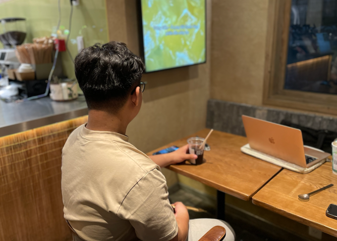 Thanh Phú trong buổi cà phê cùng bạn vào tháng 2/2026. Ảnh: Nhân vật cung cấp