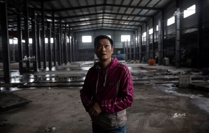 Wang Yinda đứng trong nhà máy bỏ hoang của mình tỉnh Chiết Giang, Trung Quốc năm 2019. Ảnh: iFeng