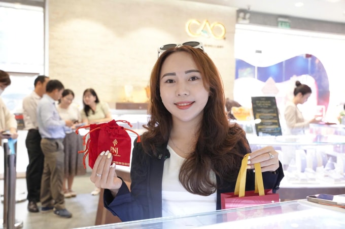 Khách sắm nữ trang vàng với mục đích làm đẹp và tích sản. Ảnh: Tấn Kiệt