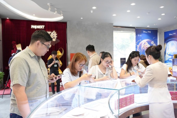 Người dân, nhất là giới trẻ, bắt đầu mua nữ trang dịp Thần Tài từ ngày mùng 9 Tết. Ảnh: Tấn Kiệt