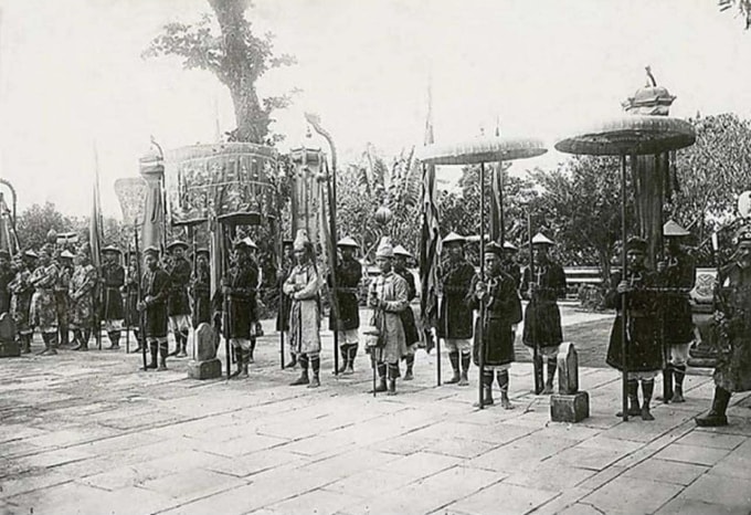 Đội lính khiêng võng cáng đứng ở sân trước điện Thái Hòa. Ảnh: Trung tâm Lưu trữ Quốc gia I