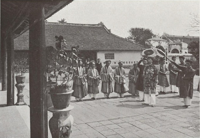 Vua Khải Định đến thỉnh an thái hậu. Ảnh: Trung tâm Lưu trữ Quốc gia I