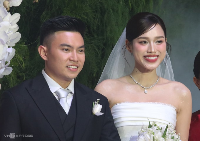 Nguyễn Viết Vương và Đỗ Thị Hà trong tiệc cưới tối 22/10/2025 tổ chức bên sông Nhật Lệ, phường Đồng Hới, Quảng Trị. Ảnh: Đắc Thành