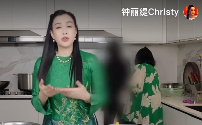 Chung Lệ Đề mặc áo dài khi livestream nấu phở cuối năm 2025. Ảnh: Red Note