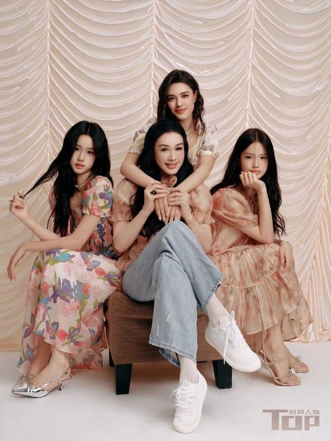 Lệ Đề và ba con chụp hình tạp chí năm 2025. Ảnh: Top