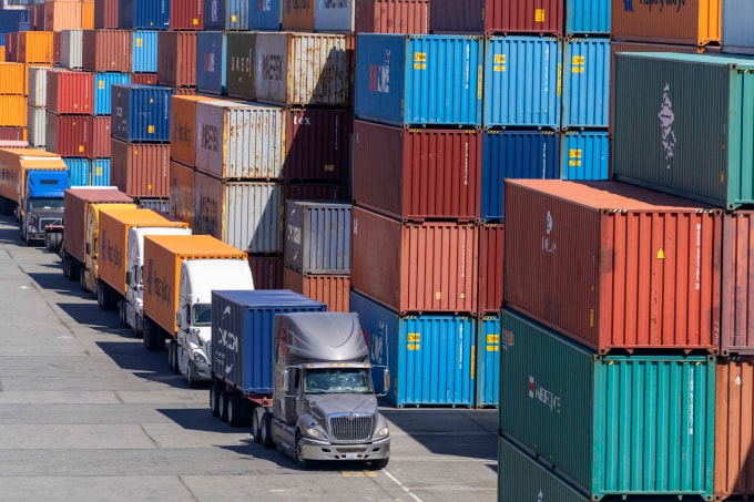 Xe tải chở container tại Cảng Seattle, Washington, ngày 11/8/2025. Ảnh: Reuters