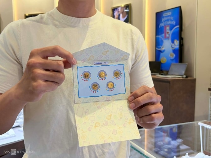 Đồng vàng 1 phân tại cửa hàng PNJ Hai Bà Trưng. Ảnh: Tất Đạt