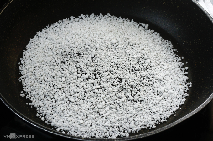 Muối hạt rang khô có thành phần chính là natri, ăn quá nhiều có thể dẫn đến nhiều tác động sức khỏe. Ảnh: Bùi Thủy