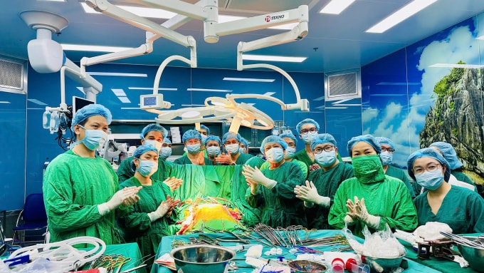 Ekip bác sĩ vỗ tay sau ca ghép phổi thành công. Ảnh: Quỳnh Hương