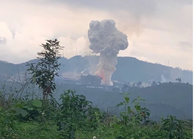 Cột khói bốc lên sau vụ nổ ở Lào Cai. Ảnh: Nguyễn Quỳnh