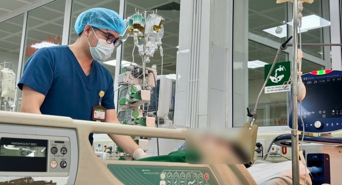 Bác sĩ liên tục theo dõi tình trạng sức khỏe cho người bệnh. Ảnh: Bệnh viện cung cấp