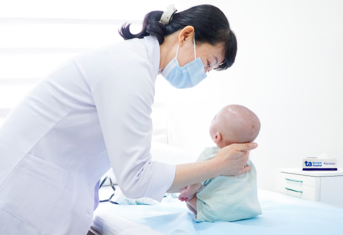 Bác sĩ Dung kiểm tra chức năng vận động cho bé. Ảnh: Bệnh viện Đa khoa Tâm Anh