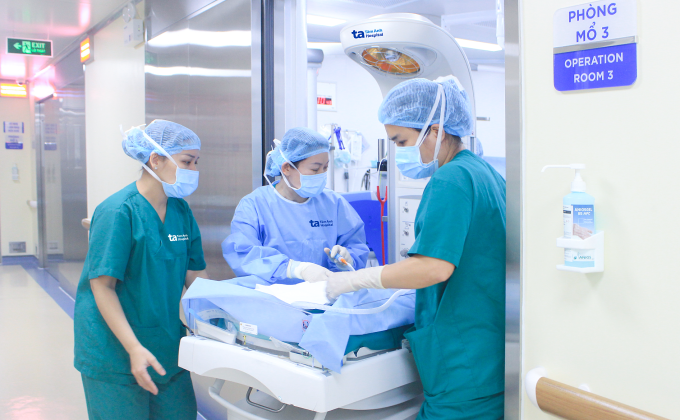 Êkíp chuyển bé về NICU sau khi hồi sức ngay tại phòng mổ. Ảnh: Bệnh viện Đa khoa Tâm Anh