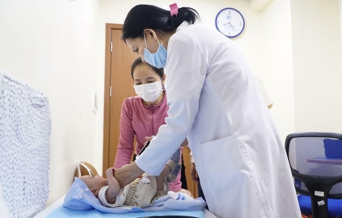 Bác sĩ Phượng kiểm tra toàn diện sức khỏe của bé khi tái khám trước Tết. Ảnh: Bệnh viện Đa khoa Tâm Anh