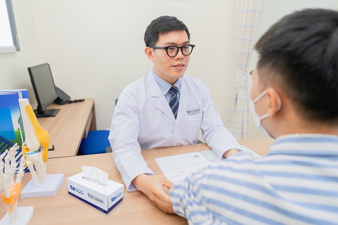 Bác sĩ Khoa đánh giá tình trạng chức năng khớp khuỷu tay của người bệnh. Ảnh minh họa: Phòng khám Đa khoa Tâm Anh Quận 7