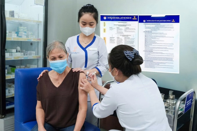 Người cao tuổi tiêm vaccine phòng bệnh tại Hệ thống Tiêm chủng VNVC. Ảnh: Diệu Thuần
