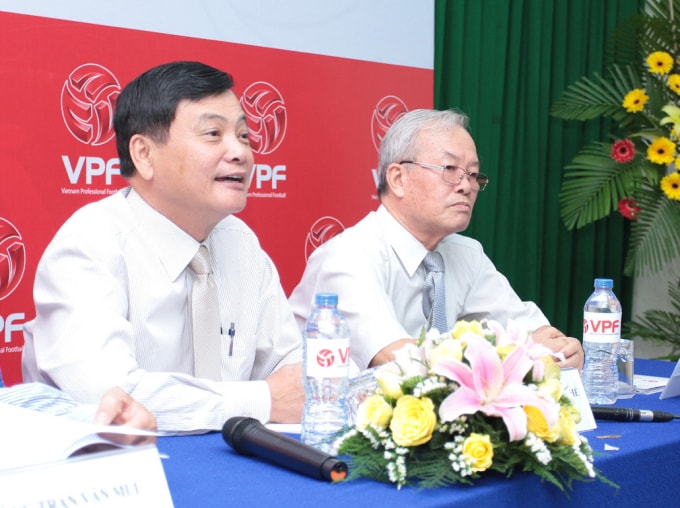 Ông Nguyễn Văn Vinh (phải) tham gia Ban tư vấn đạo đức Công ty cổ phần bóng đá chuyên nghiệp Việt Nam (VPF) vào năm 2013. Ảnh: Đức Đồng